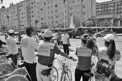 市民自發(fā)呼吁：請(qǐng)愛(ài)護(hù)公共自行車(chē)。王殿杰攝