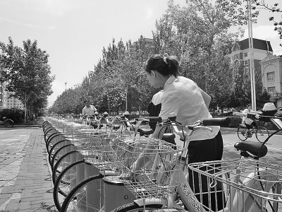 市民刷卡取車(chē)。本報(bào)記者